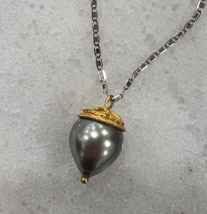 Tahitian pearl 22kt gold and white gold pendant