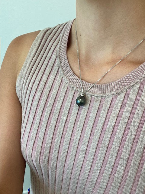 Great color in this tahitian pearl pendant - picks up pinks and various hues